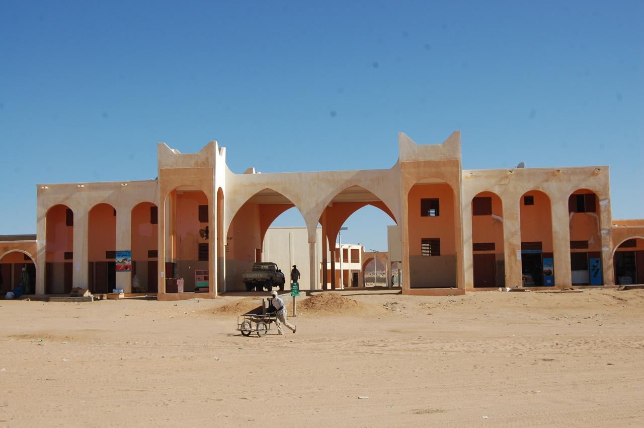 Vue latérale du complexe marchand